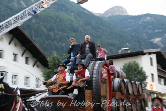 Pfunds-Kerle Fest, Einzug ins Festzelt