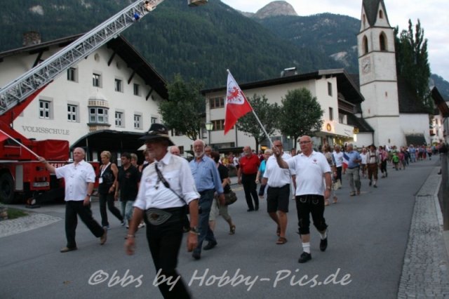 Pfunds-Kerle Fest, Einzug ins Festzelt