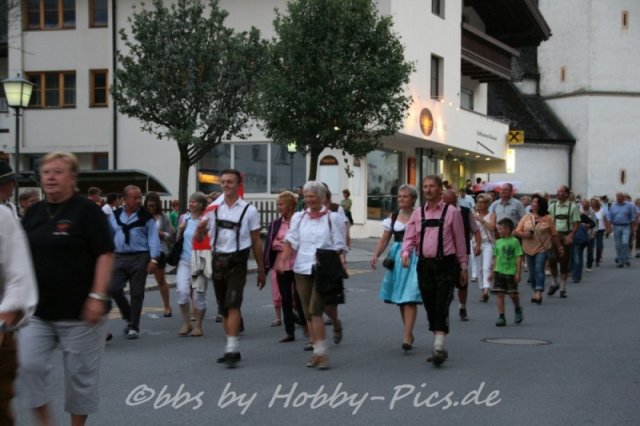 Pfunds-Kerle Fest, Einzug ins Festzelt
