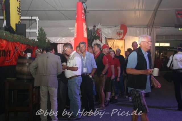Pfunds-Kerle Fest, Einzug ins Festzelt