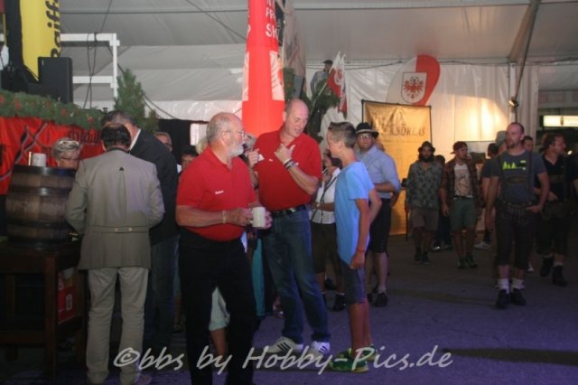 Pfunds-Kerle Fest, Einzug ins Festzelt