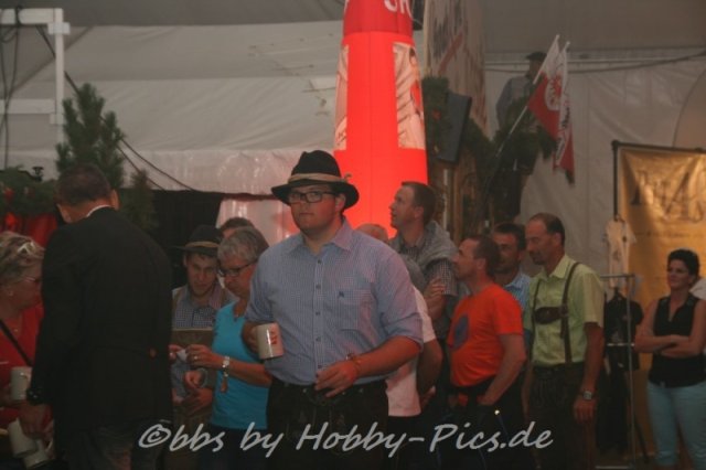 Pfunds-Kerle Fest, Einzug ins Festzelt