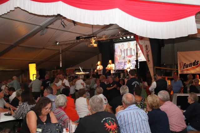Feiern mit Freunden - VIP-Zelt-Party