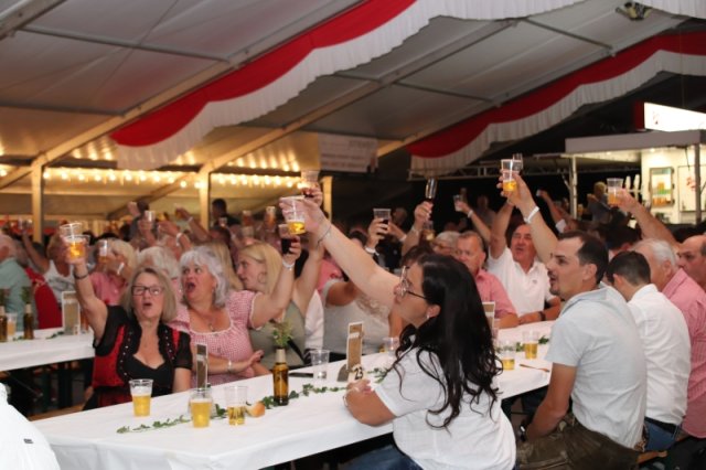 Feiern mit Freunden - VIP-Zelt-Party