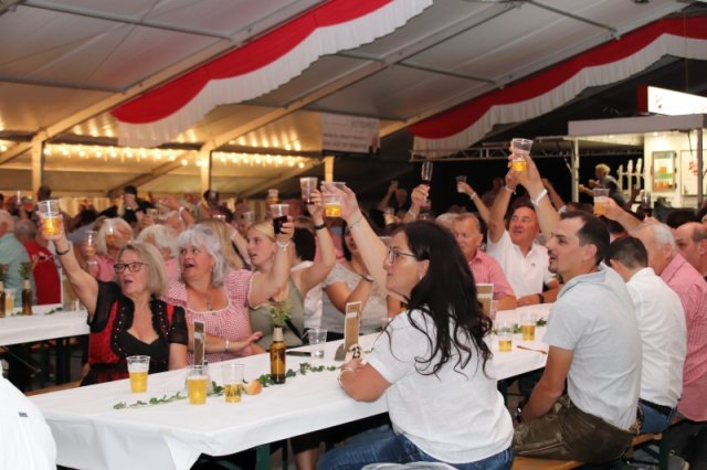 Feiern mit Freunden - VIP-Zelt-Party