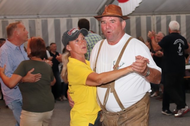 Feiern mit Freunden - VIP-Zelt-Party