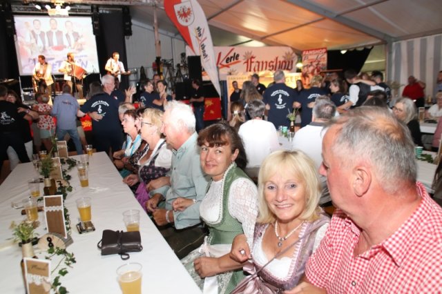Feiern mit Freunden - VIP-Zelt-Party