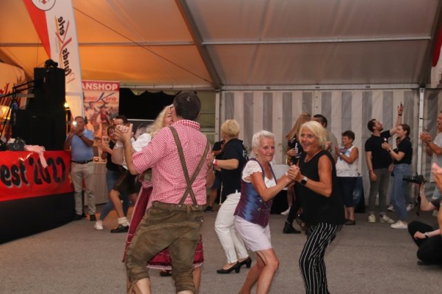 Feiern mit Freunden - VIP-Zelt-Party