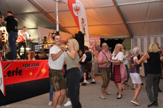 Feiern mit Freunden - VIP-Zelt-Party