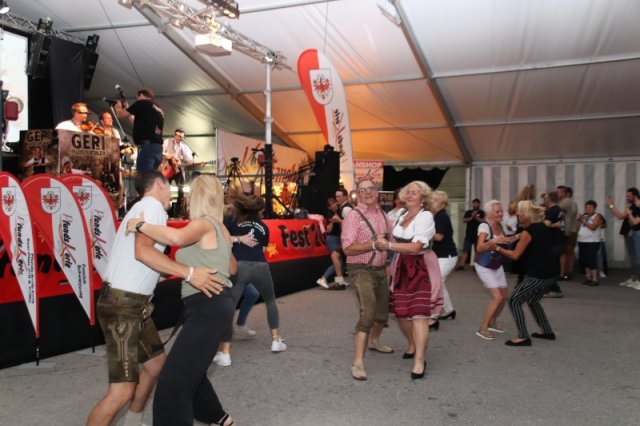 Feiern mit Freunden - VIP-Zelt-Party