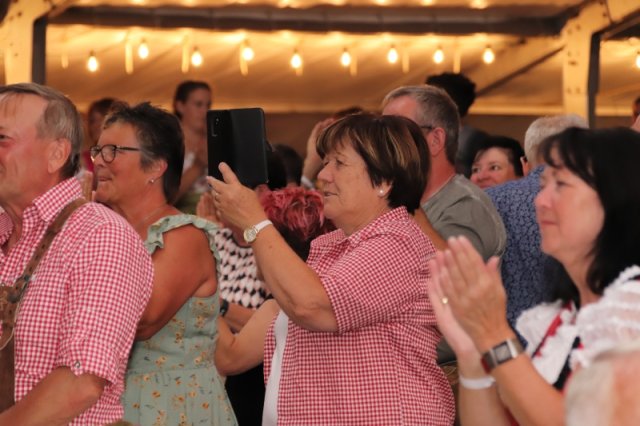 Feiern mit Freunden - VIP-Zelt-Party