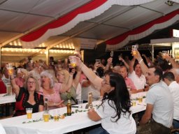 Feiern mit Freunden - VIP-Zelt-Party