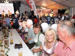 Feiern mit Freunden - VIP-Zelt-Party