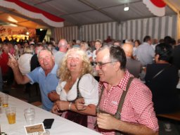 Feiern mit Freunden - VIP-Zelt-Party